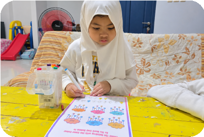 Anak belajar di meja