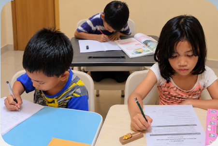 Anak-anak belajar bersama di Alpha Kids