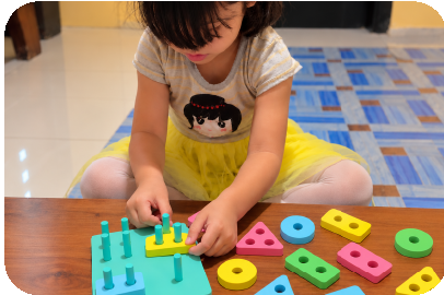 Anak bermain alat belajar Montessori