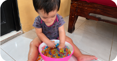 Anak melakukan aktivitas sensori